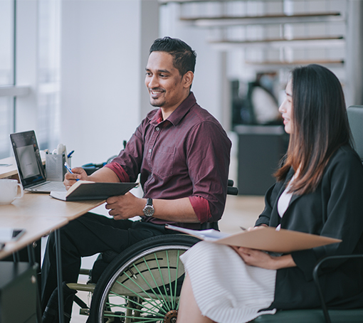 Man discussing with an advisor about how to start a business