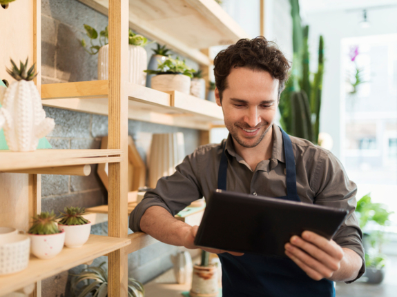 Fleuriste utilisant une tablette numérique dans un magasin de fleurs